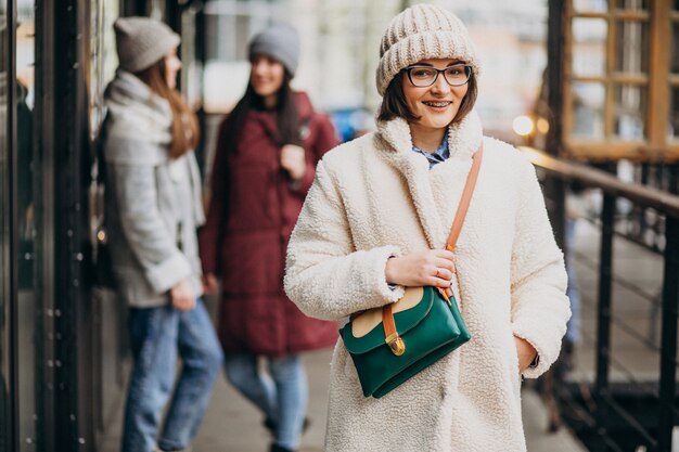 Drie studenten in de winter outfit op straat