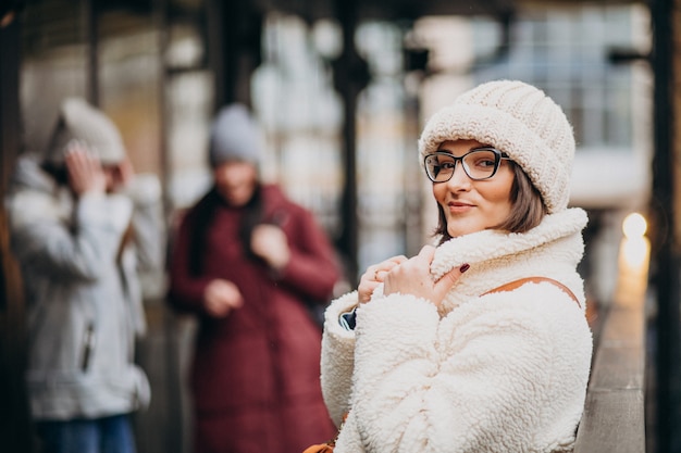 Drie studenten in de winter outfit op straat