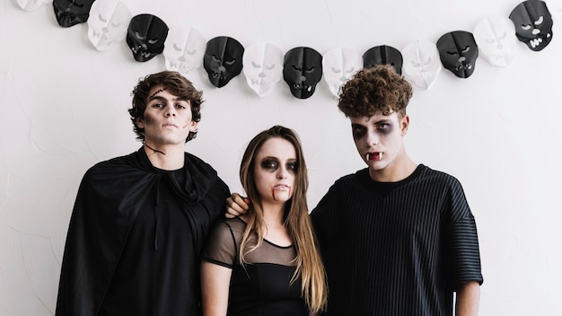 Drie tieners in vampier- en zombiekostuums