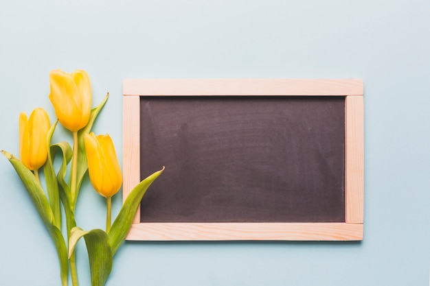 Gratis foto drie tulpen dichtbij bord