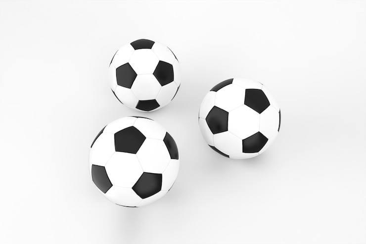 Gratis Foto drie voetbalballen op een wit oppervlak