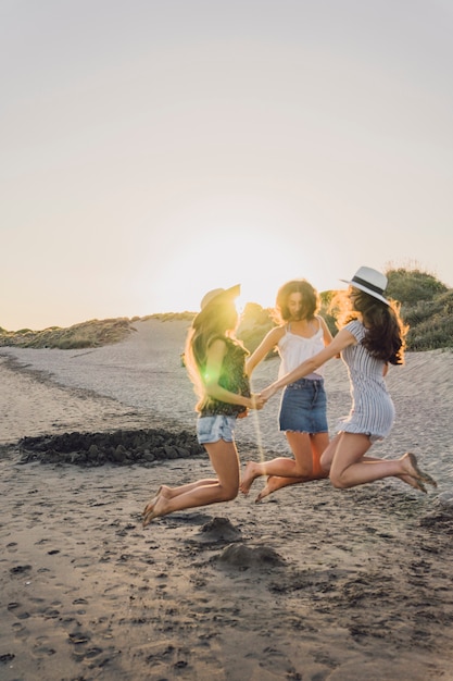 Drie vrienden dansen en springen