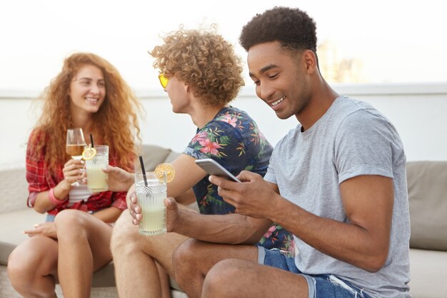 Drie vrienden die samen het roosteren van drankjes ontmoeten