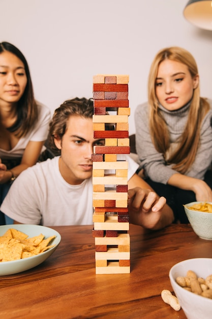 Drie vrienden die tafelbladspel spelen