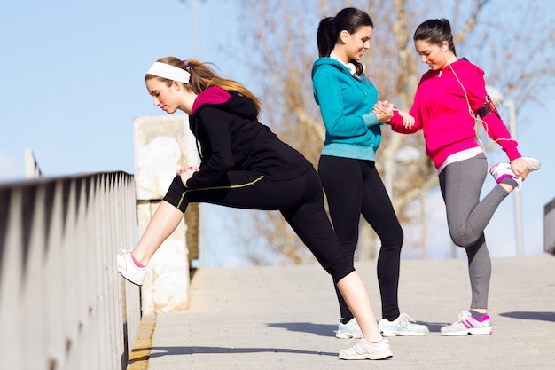 Drie vrienden doen push-ups