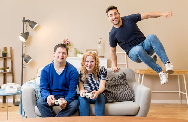 Drie vrienden spelen van videogames