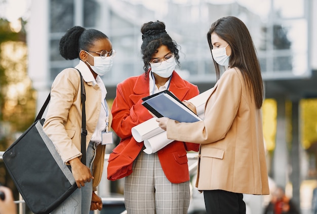 Drie vrouwen die als architecten aan een constructie werken