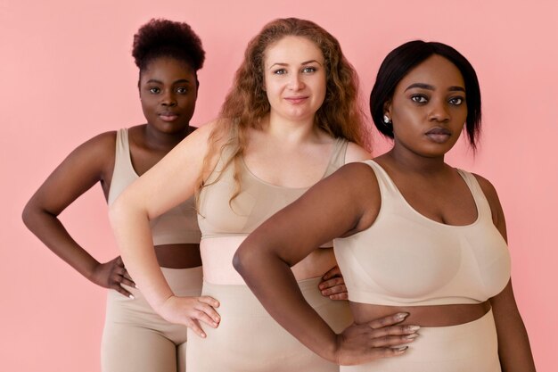 Drie vrouwen poseren terwijl ze een bodyshaper dragen