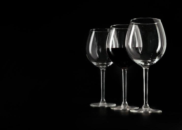 Gratis Foto drie wijnglazen op zwart