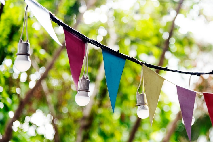 Gratis Foto driehoek feestelijke decoraties en lichten