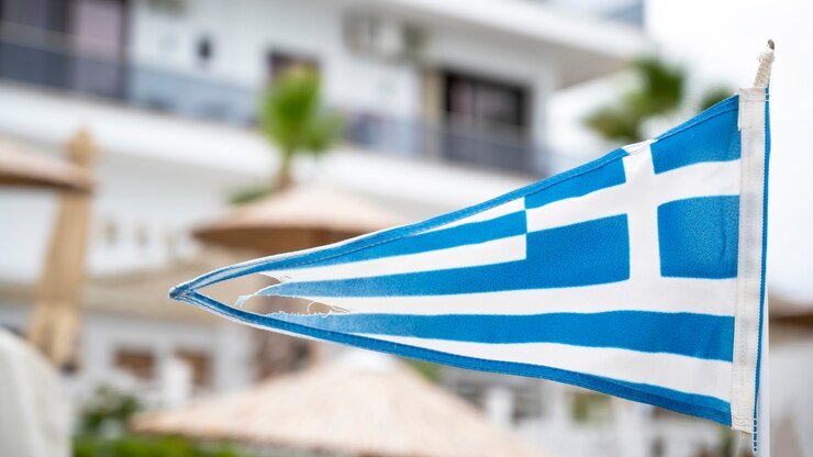Gratis Foto driehoekige vlag van griekenland met gebouwen