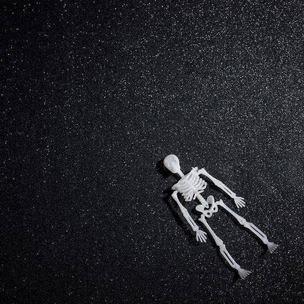 Drijvend skelet op zwarte glitter achtergrond