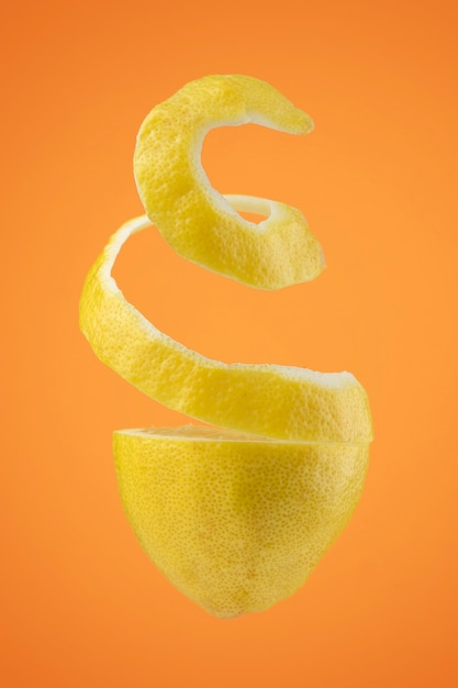 Drijvende gesneden citroen met duidelijke achtergrond