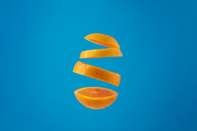 Drijvende schijfjes sinaasappel met heldere achtergrond
