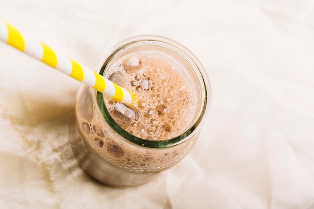 Drink in een pot met plastic buisje