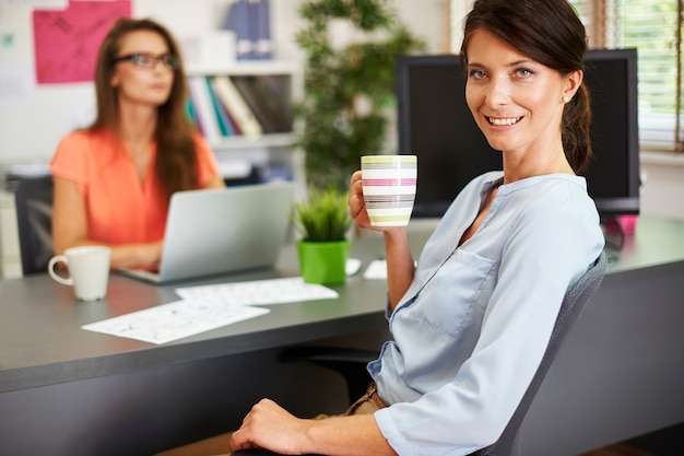 Drink warme koffie terwijl u aan het werk bent