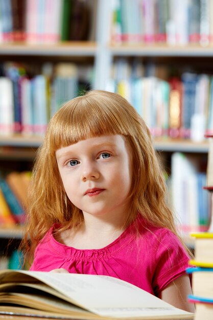 Droevig schoolmeisje met boek