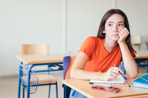 Gratis foto droevige meid terug in de school