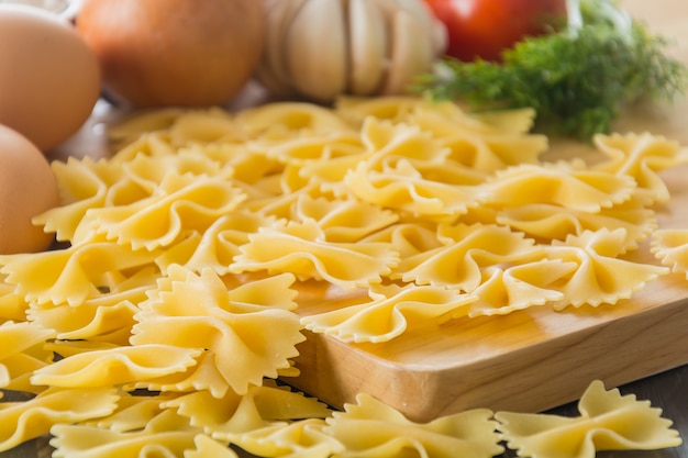 Gratis foto droge pasta spaghetti met ingrediënt