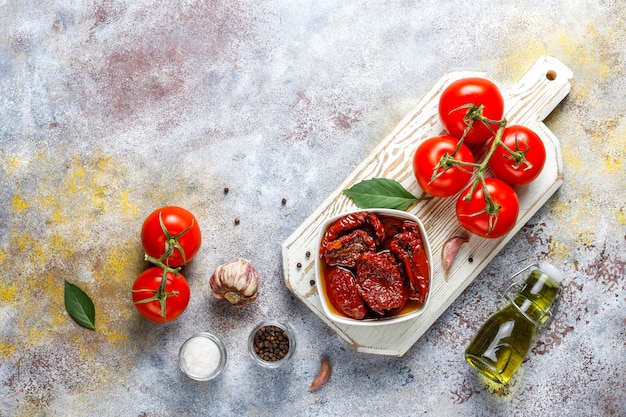 Gratis foto droge tomaten met olijfolie.