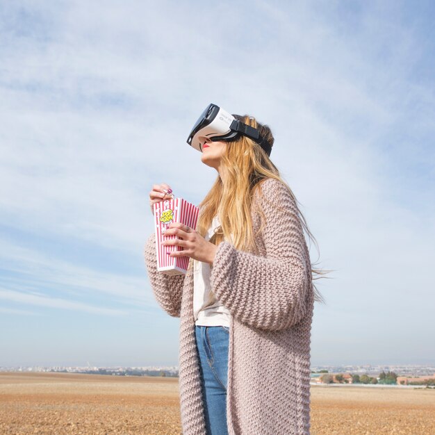Dromend meisje in VR-glazen in platteland