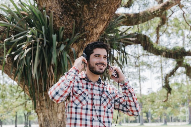 Dromende jonge man in hoofdtelefoons