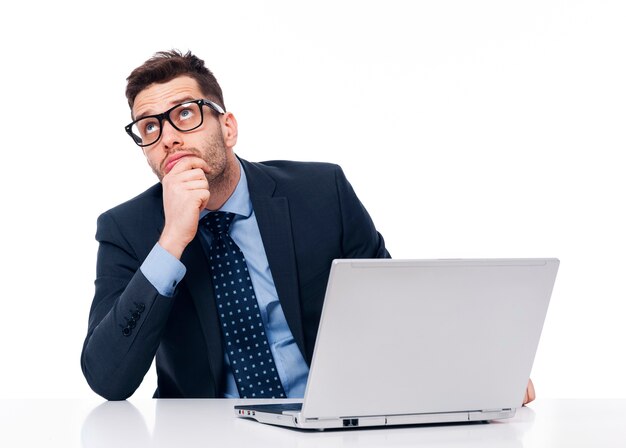 Dromende knappe zakenman op het werk