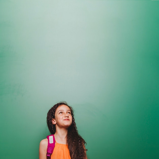 Gratis foto dromerig meisje op schoolbord