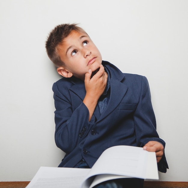 Dromerige leerling met boek