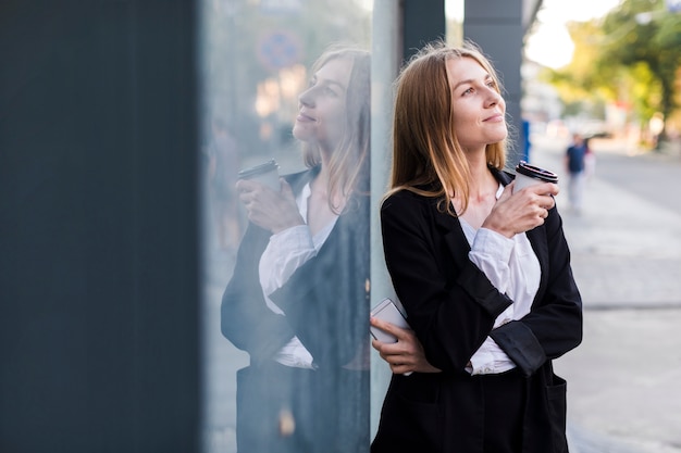 Gratis foto dromerige vrouw met een koffie