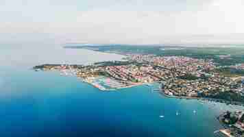 Gratis foto drone luchtfoto van zadar bij zonsondergang kroatië historisch stadscentrum met oude gebouwen