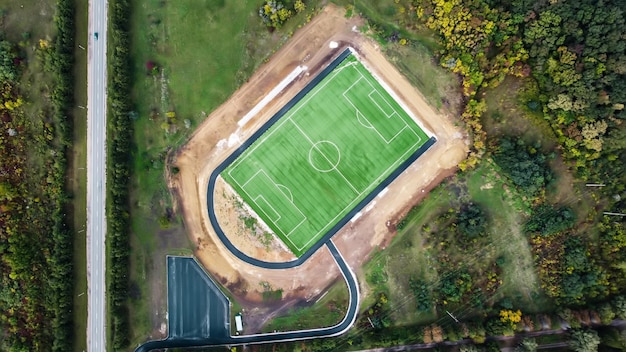 Drone-weergave van een voetbalstadion in de natuur