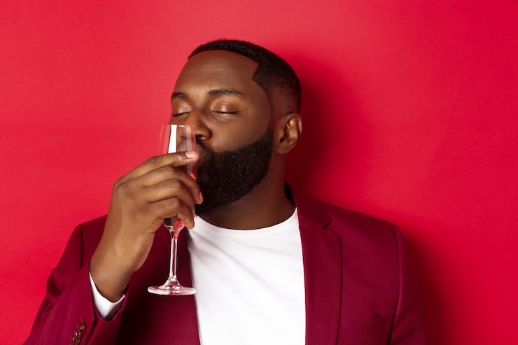 Gratis Foto dronken man kussen glas met champagne, nieuwjaar vieren, genieten van feest