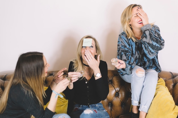 Gratis foto dronken vrouw lachen en spelletjes spelen