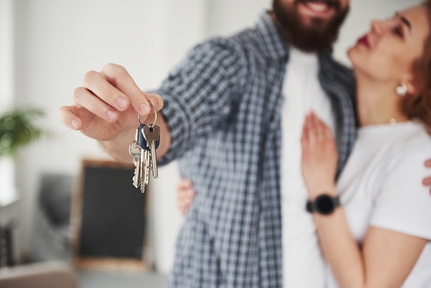 Droom die uitkomt. Gelukkig paar samen in hun nieuwe huis. Conceptie van verhuizen