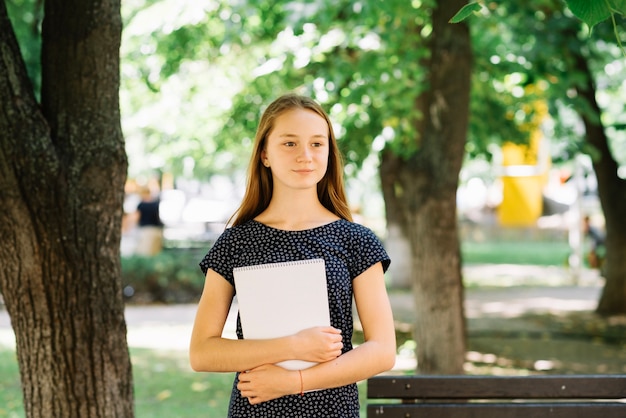 Droomende student poseren met notitieblok