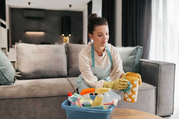 Drukke dag. Jonge vrouw die huishoudelijk werk doet en er druk uitziet