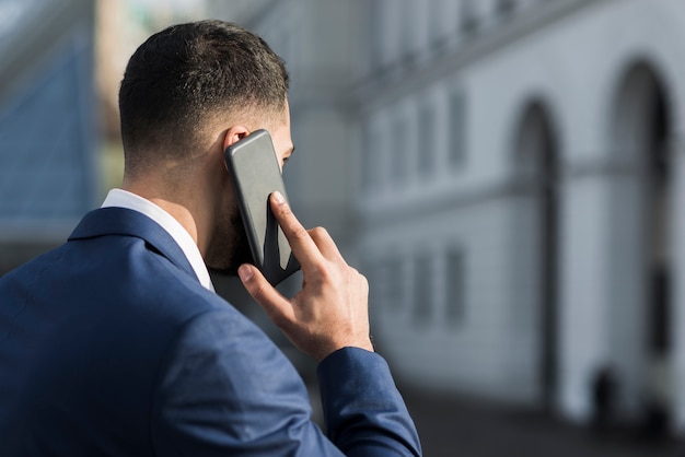 Drukke zakenman praten over de telefoon