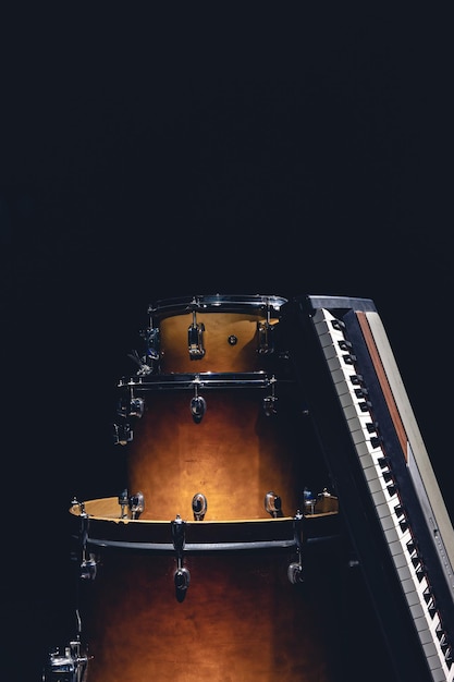 Drums en muzikale toetsen op een zwarte achtergrond geïsoleerd