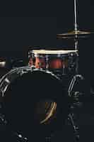 Gratis foto drums op een donkere achtergrond van een drumstel