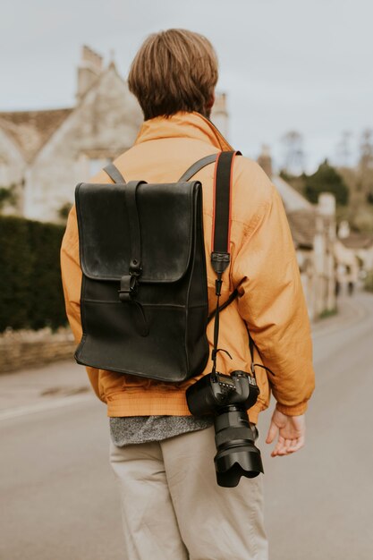 DSLR-camera met riem die aan de schouder van de fotograaf hangt