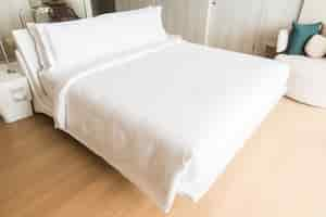 Gratis foto dubbel bed met witte kussens