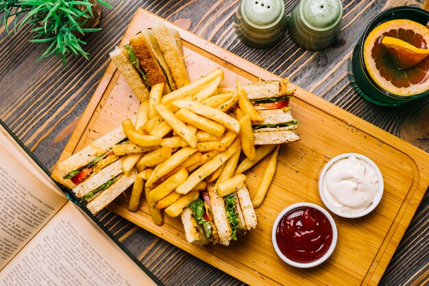 Dubbeldekker toast toast brood kip tomaat komkommer frietjes mayonaise ketchup bovenaanzicht