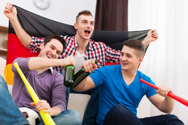 Duitse mannen vieren overwinning van favoriete voetbalteam