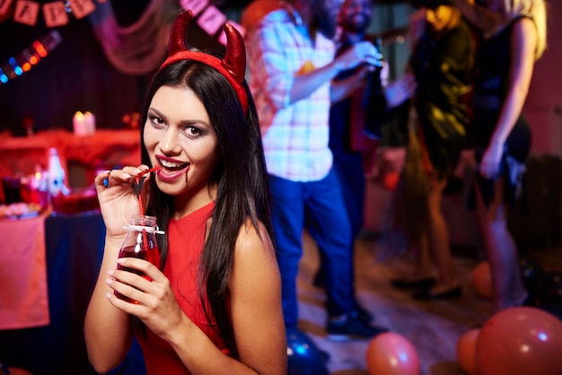 Duivel dame poseren op feestje iets drinken