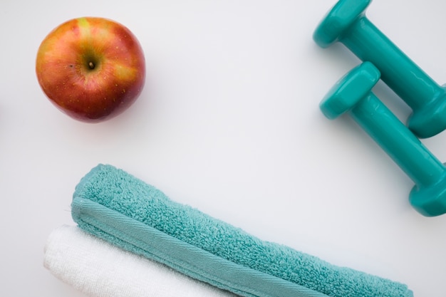 Dumbbells, handdoeken en appel