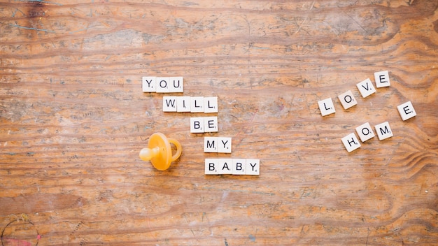 Dummy in de buurt van het schrijven over komende baby