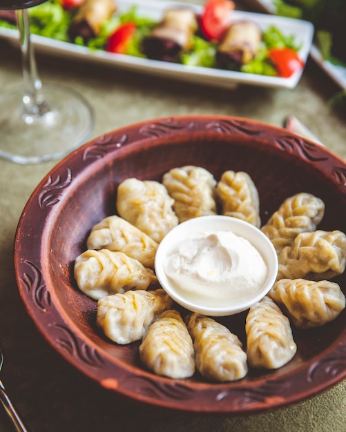 Gratis foto dumplings geserveerd met zure room