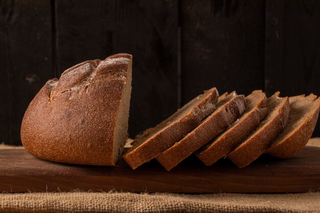 Dun gesneden roggebrood op een stuk jute.