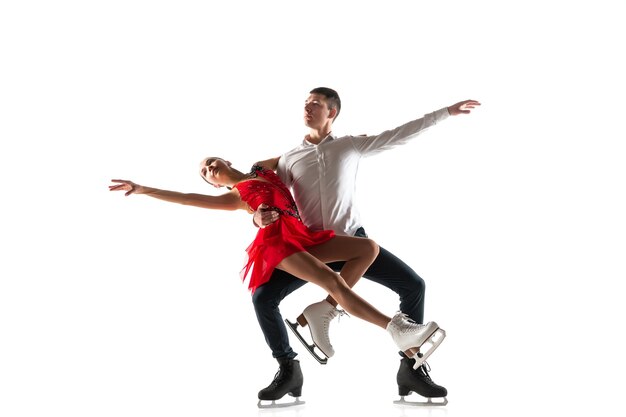 Duo kunstschaatsen geïsoleerd op een witte muur met copyspace. Twee sporters oefenen en trainen in actie en beweging.